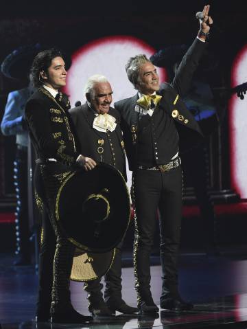 Vicente Fernández, en el centro, acompañado de su nieto Alex Fernández y su hijo Alejandro Fernández, durante la gala de los Grammy Latino del pasado noviembre, en Las Vegas (Nevada, EE UU).