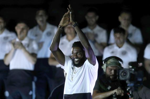 Emmanuel Adebayor, cuando fue presentado por Olimpia (AP Photo/Jorge Saenz)