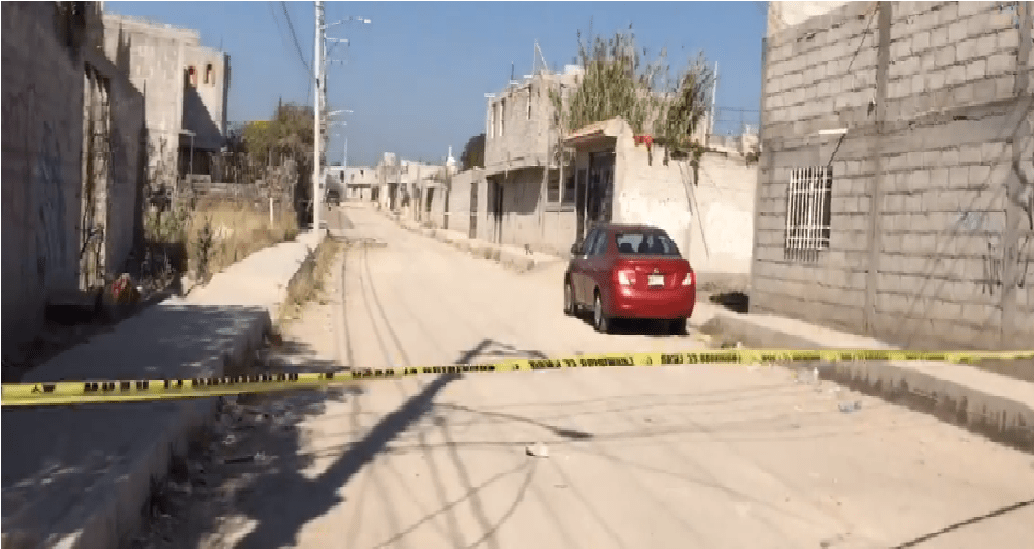 Asesinos de dos hombres abandonan auto utilizado para cometer crimen, en Colinas de Santa Cruz