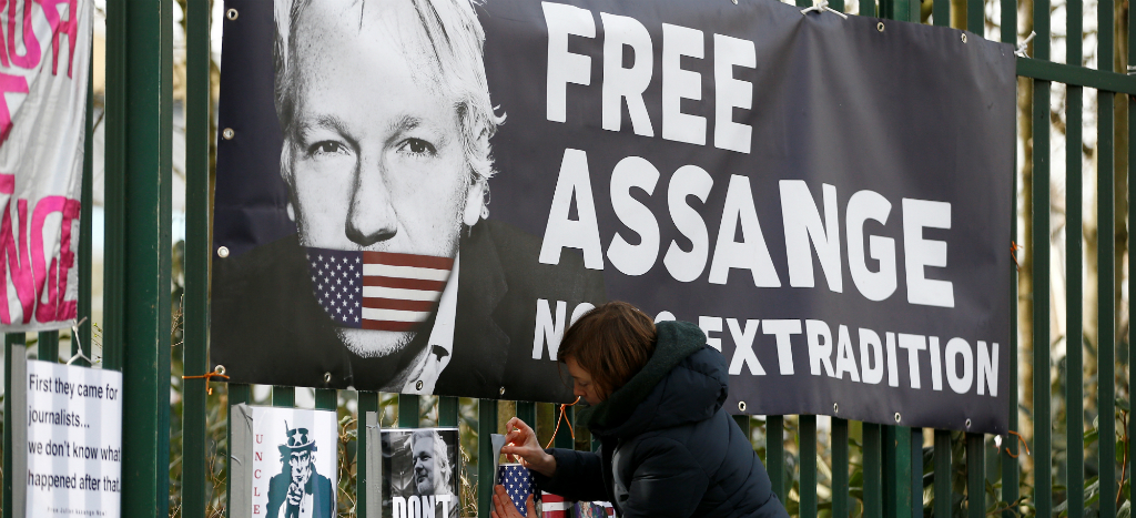 Assange fue esposado 11 veces y desnudado durante primer día de su juicio: Abogado