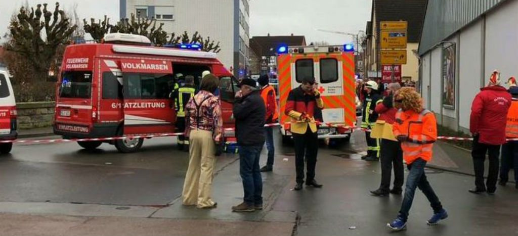 Automóvil arrolla multitud de personas en un desfile de carnaval en Alemania