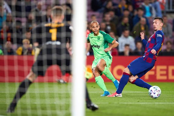 Martin Braithwaite centra ante la oposición de Lenglet en el Barça-Leganés de la Copa del Rey 2019-20