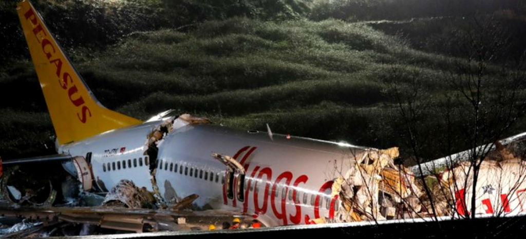 Descarrila avión y se parte en dos en aeropuerto de Estanbul | Video