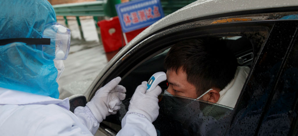 Desesperados por remedio contra coronavirus, chinos recurren a medicamentos VIH y mercado informal