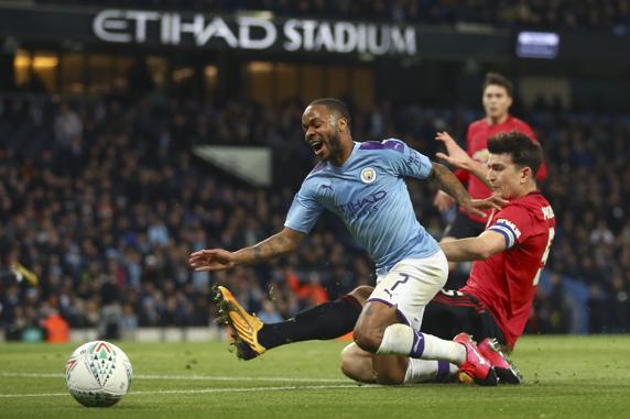 Raheem Sterling en un duelo ante el Manchester United