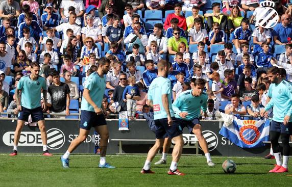 Unos 600 pericos alentaron al Espanyol en el entrenamiento de este sábado