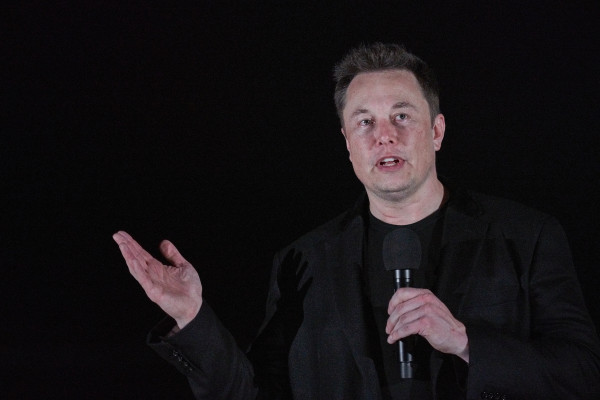 Elon Musk tuitea #DeleteFacebook, diciendo "es cojo"