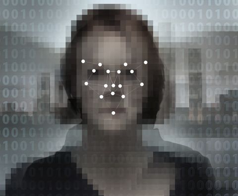 Imagen conceptual de una cara digitalizada superpuesta con un patrón biométrico de reconocimiento facial