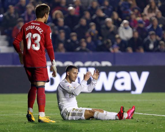 El delantero belga Eden Hazard (d) del Real Madrid, se lamenta ante el guardameta del Levante Aitor Fernández.