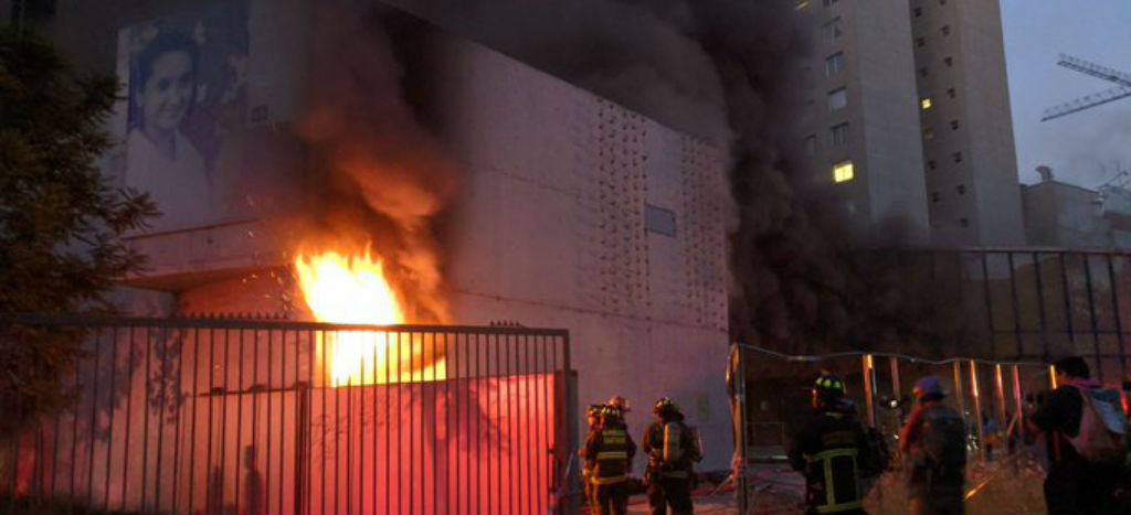 Incendio en el Museo Violeta Parra; carabineros acusan a “encapuchados” | Video