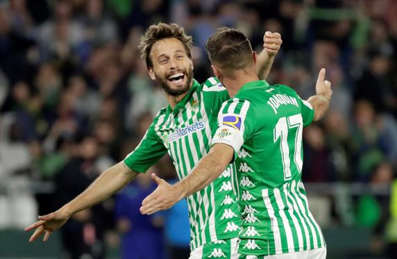 Joaquín celebra con Canales su gol ante el Mallorca, que suponía el momentáneo 3-2 para los verdiblancos