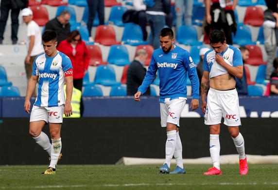 Los jugadores del Leganés, cabizbajos tras perder (2-0) la pasada jornada ante el Levante en el Ciutat de València
