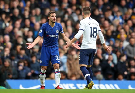 Azpilicueta reclama a Lo Celso (Photo by Catherine Ivill/Getty Images)