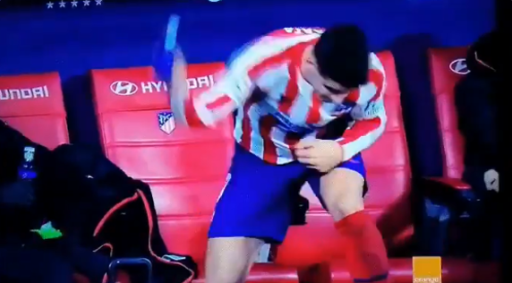 El mosqueo de Álvaro Morata tras la sustitución en el Atlético de Madrid y no haber marcado.