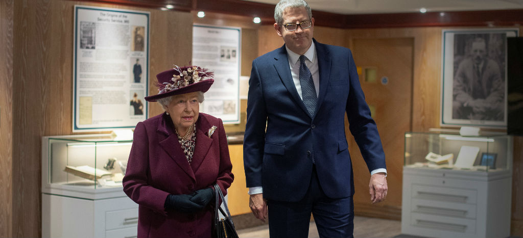 Reina Isabel II agradece a inteligencia británica por espionaje