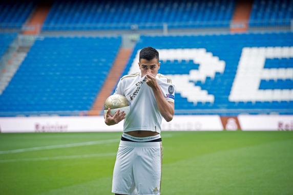 Reinier besa el escudo en el césped del Bernabéu