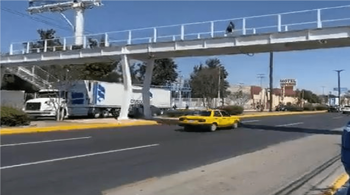 Roberto Sosa inaugura puente peatonal en Corregidora, ayudará a cuidar seguridad de transeúntes, invierten 2.6 mdp