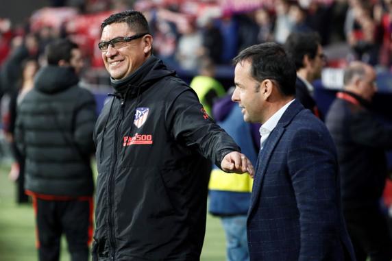 El entrenador del Atlético de Madrid, Germán Burgos, junto al del Villarreal, Javier Calleja.