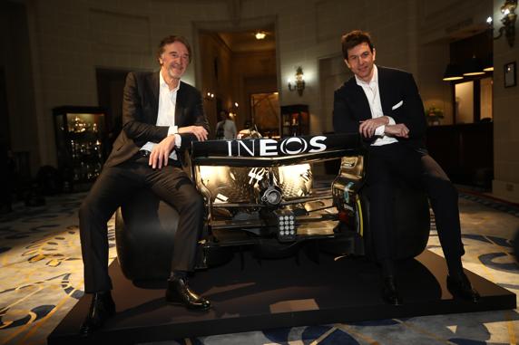 Sir Jim Ratcliffe y  Toto Wolff en la presentación de los colores 2020 de Mercedes AMG-PETRONAS F1 Team