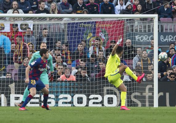 Ángel marcó en el Camp Nou a los 14 minutos de saltar al campo