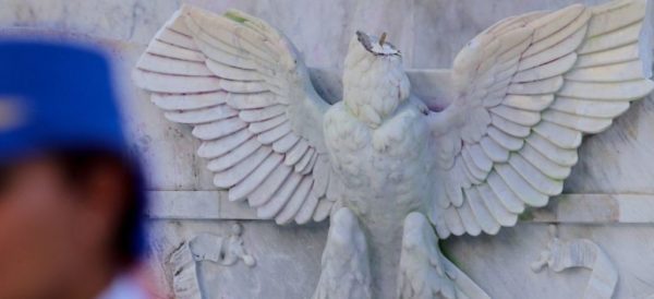“Decapitan” al águila del Hemiciclo a Juárez; detienen a vándalo, le hacen lo que “el viento a Juárez”
