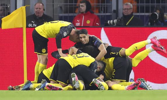 La celebración del Borussia Dortmund tras marcar Haaland, autor de un doblete EFE/EPA/FRIEDEMANN VOGEL