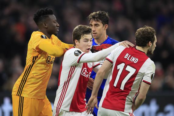 Andre Onana intenta separar a Carel Eiting y Daley Blind de Jaime Mata en el partido entre el Ajax y el Getafe (AP Photo/Peter Dejong )