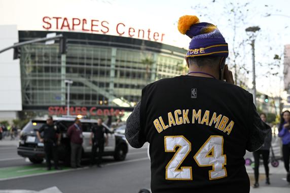 Un aficionado en los aledaños del Staples Center con una camiseta de Kobe Bryant.