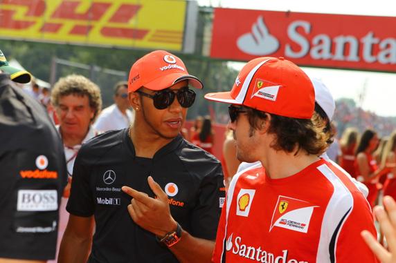 Alonso, vestido de Ferrari, hablando con Hamilton en 2011