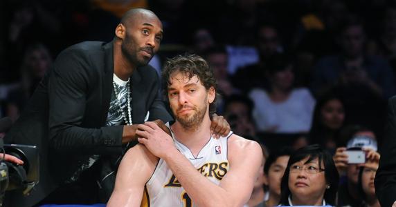 Una imagen de archivo de Pau Gasol y Kobe Bryant durante la etapa del español en los Lakers.
