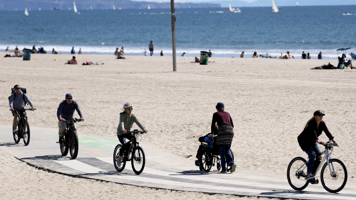 Gobernador de California limita el acceso a la playa para reducir el virus