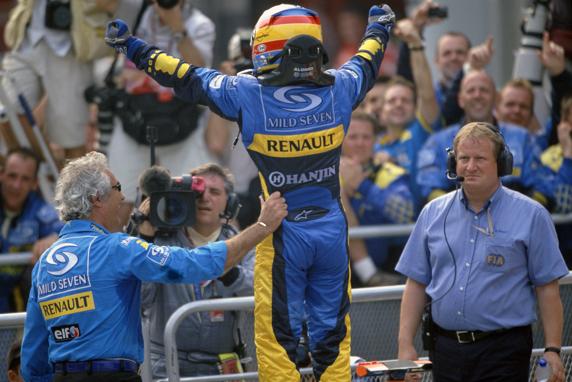 Alonso, junto a Flavio Briatore, en su pasado en Renault, en Malasia 2005