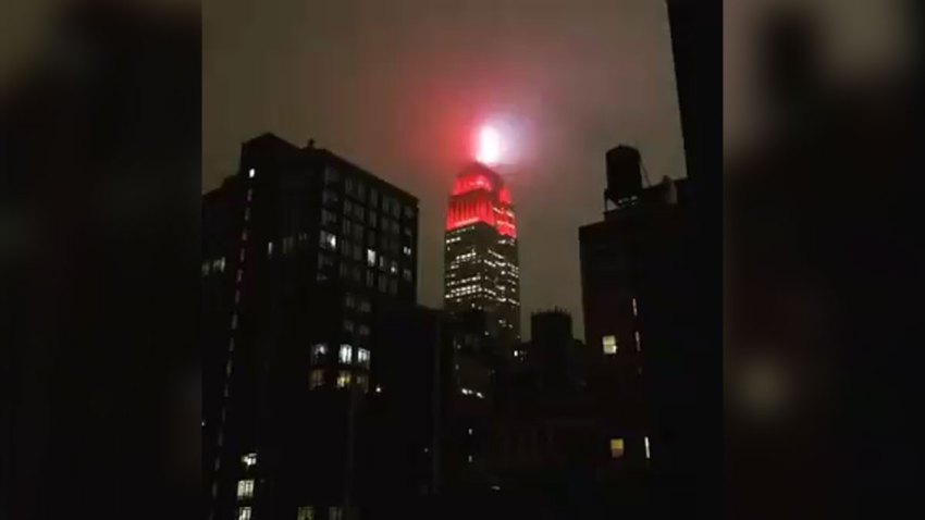 El Empire State se viste de rojo en homenaje a los equipos de atención de emergencias