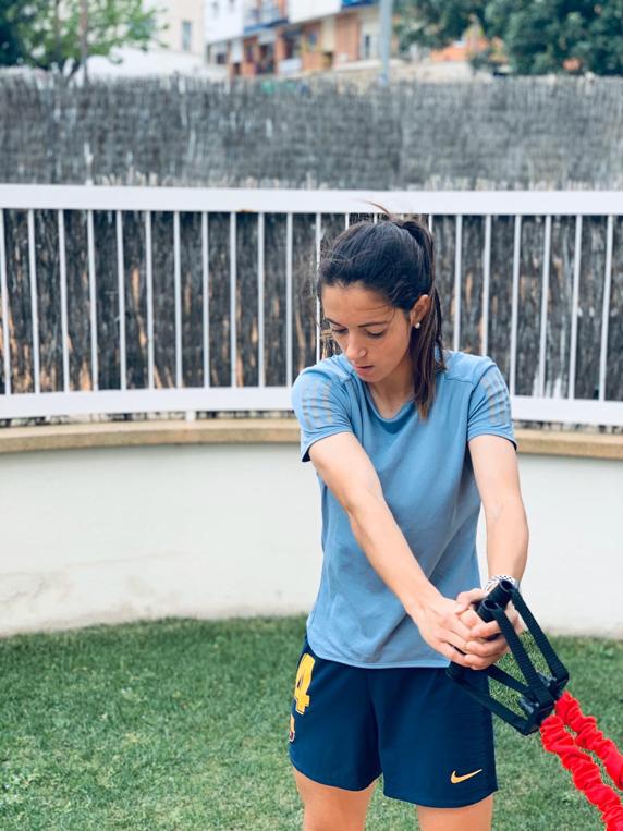 Aitana Bonmatí, jugadora del Barça femenino, entrenando en casa por el coronavirus