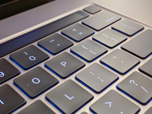 Apple podría anunciar nuevos modelos de MacBook con teclados con interruptor de tijera pronto