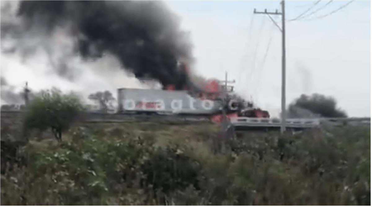Bloqueada autopista Querétaro-Celaya, delincuentes incendian tráiler y autos, hay más bloqueos sobre la Celaya-Juventino Rosas