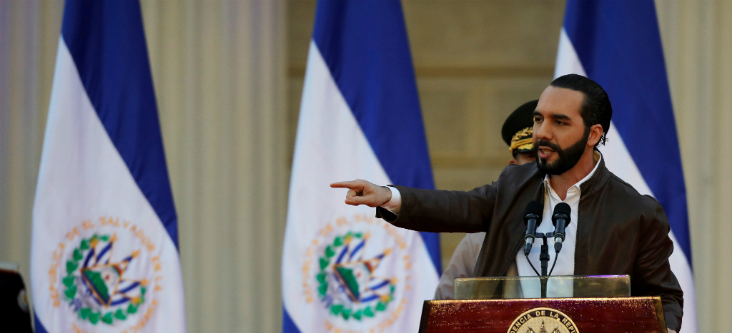 Bukele acusa que vuelo de México a El Salvador lleva 12 personas con coronavirus