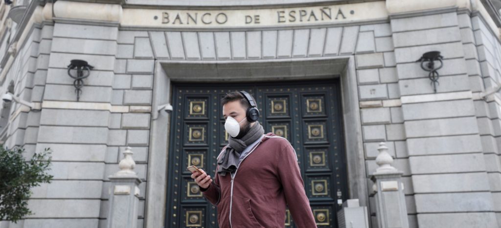 Economía sufre perturbación severa por pandemia: Banco de España