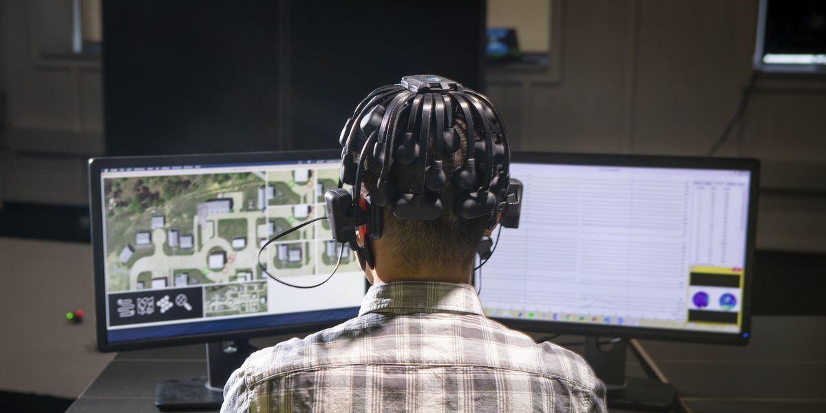 El gobierno quiere usar tus ondas cerebrales para entrenar enjambres de robots militares