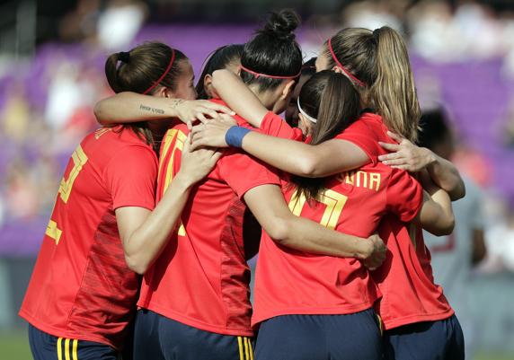 España celebra la victoria ante Japón, en Orlando