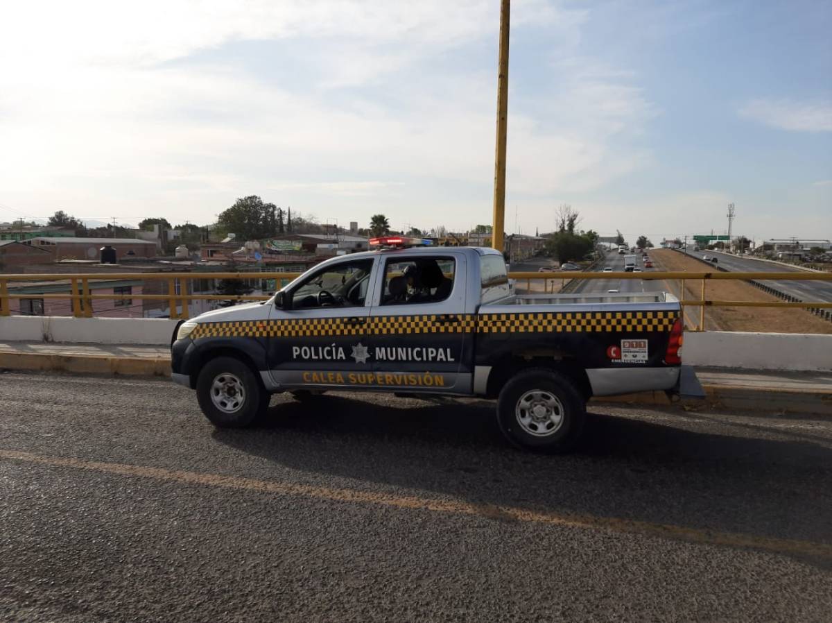 Intenta suicidarse un joven, se iba aventar desde un puente en autopista México-Querétaro, en Loma Linda, San Juan del Río