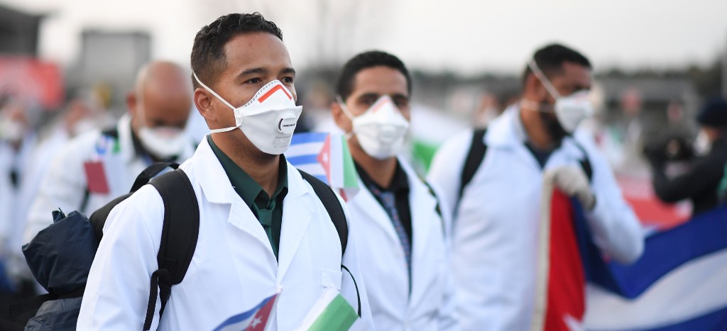 Llegan médicos cubanos a Italia para ayudar ante emergencia por Covid-19