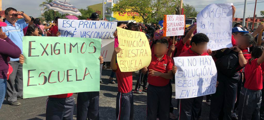 Niñas y niños van a las calles para exigir reconstrucción de su escuela dañada por sismo en 2017 en Oaxaca