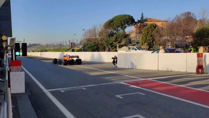 Carlos Sainz inicia el test de Montmeló con el MCL35