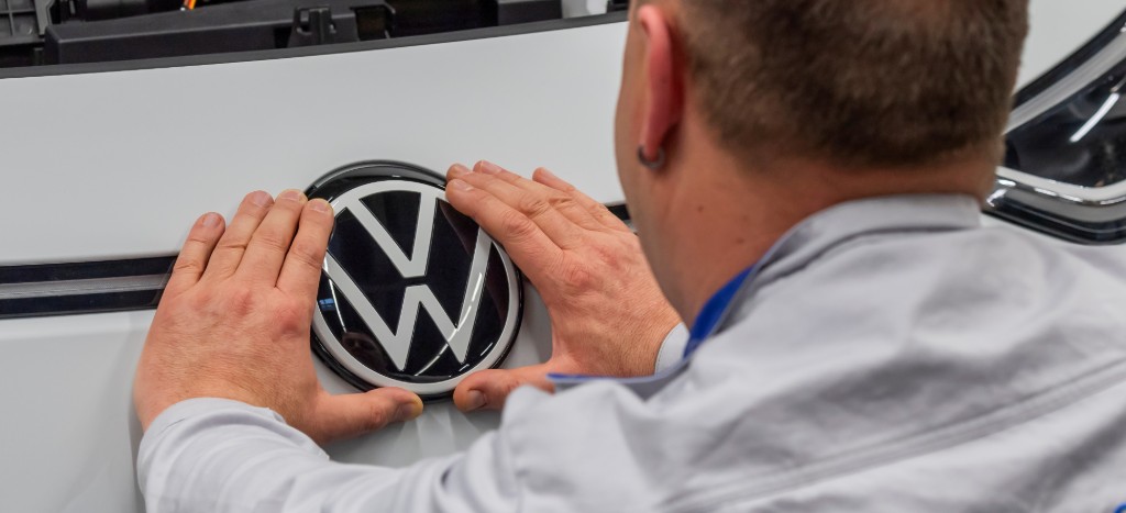 Por coronavirus, Volkswagen anuncia cierre de fábricas en Europa