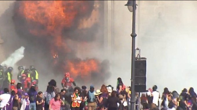 VIDEO: Explotan 4 bombas molotov frente a Palacio Nacional, hay mujer policía herida, en Marcha feminista