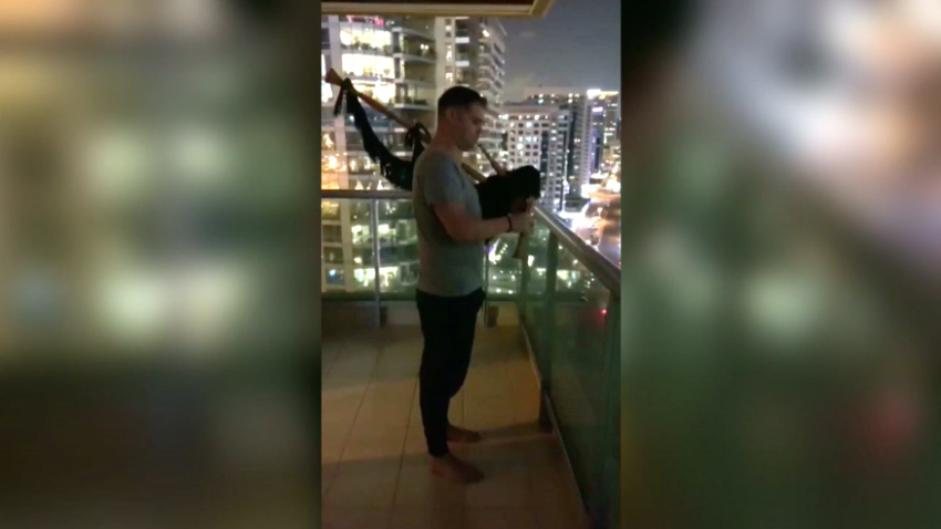 Viral ovación entre rascacielos a un desempleado que se refugia en su raro instrumento