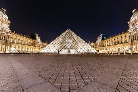 Louvre, pirámide de cristal, patio
