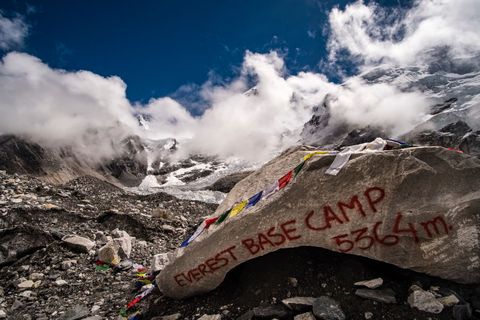 Everest Base Camp 5364 m, escrito en una gran roca en Khumbu ...