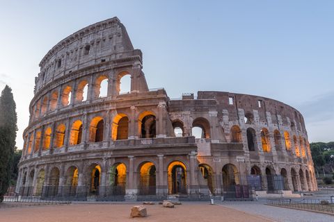 Coliseo en Roma al anochecer